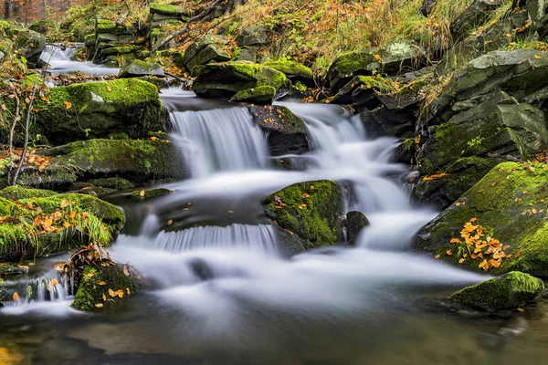 Blick auf die Wasserfälle im Herbst — Stockfoto