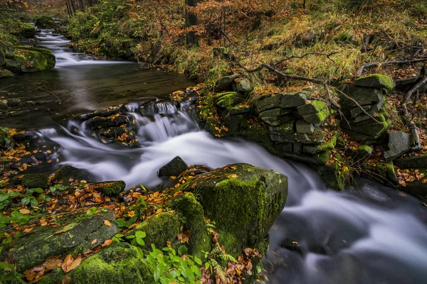 Blick auf die Wasserfälle im Herbst — Stockfoto