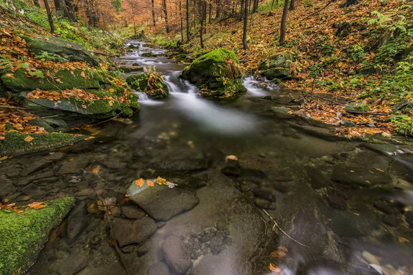 Blick auf die Wasserfälle im Herbst — Stockfoto