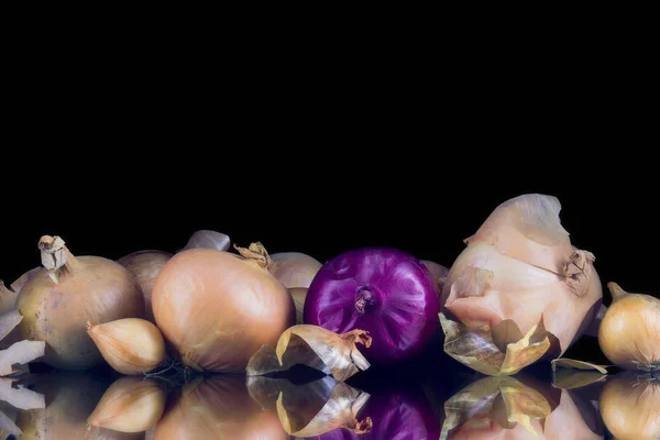 Group onions with reflection — Stock Photo, Image