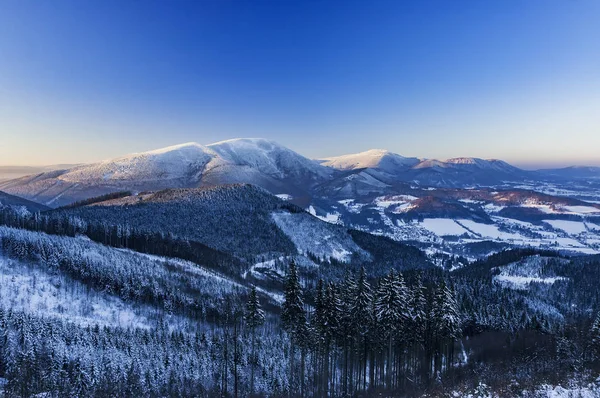 Berge in himmelblau — Stockfoto