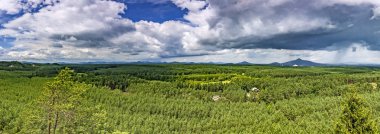 Kırsal Ralsko yaz panoramik manzaralı