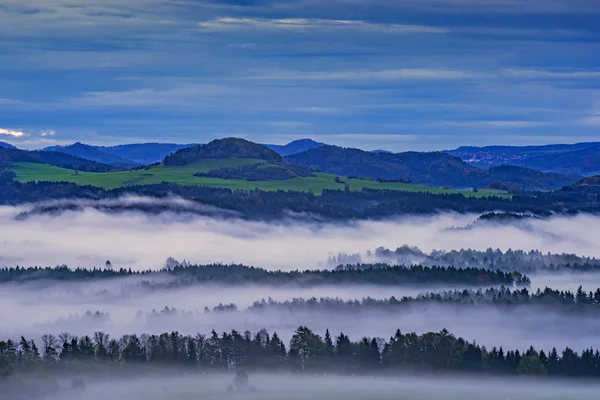 Pagórkowaty krajobraz mgła — Zdjęcie stockowe