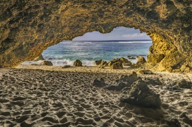 Mağara denize görüntülemek