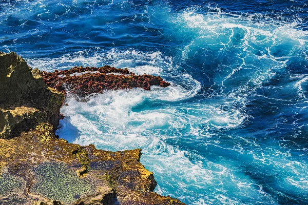 Uçurumdaki buzlu dalgalar vurdu