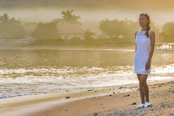 Una Mañana Brumosa Con Una Mujer Vestida Blanco Playa — Foto de Stock