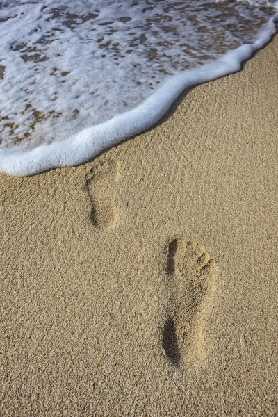 Menselijke voetafdrukken in het zand — Stockfoto