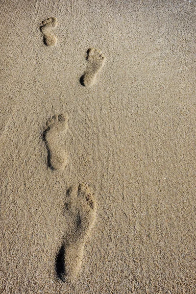 Menselijke voetafdrukken in het zand — Stockfoto