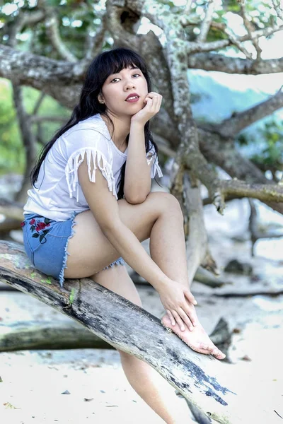 Indonesian girl sitting — Stock Photo, Image