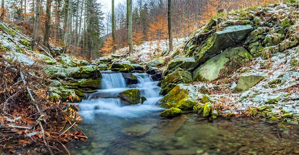 Blick auf spätherbstliche Wasserfälle — Stockfoto