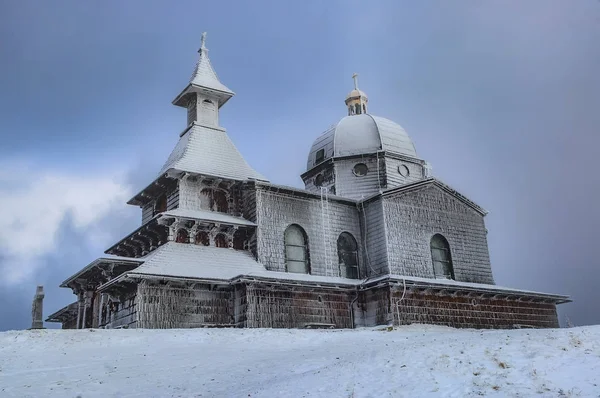 Wooden church in winter — Stock Photo, Image