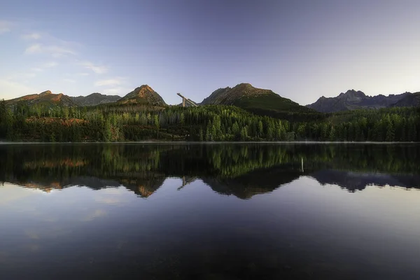Jezioro Szczyrbskie Jezioro w Tatrach Wysokich ze Słowacji — Zdjęcie stockowe
