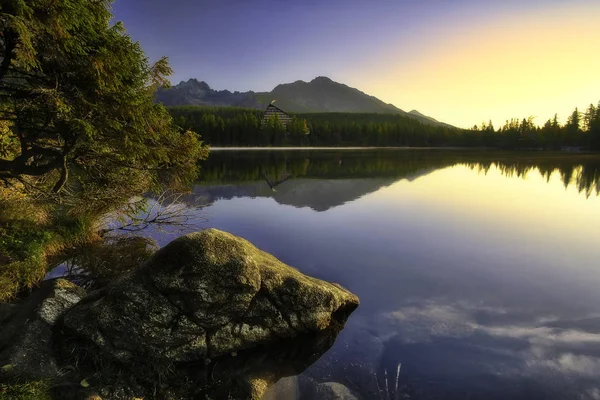 Озеро Strbske Pleso в Высоких Татрах из Словакии — стоковое фото