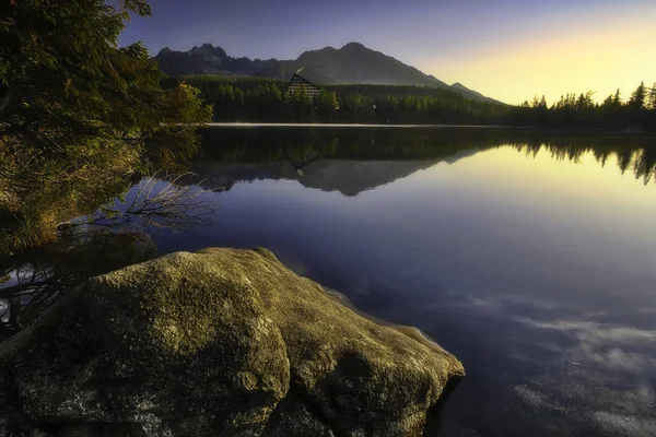 Озеро Strbske Pleso в Высоких Татрах из Словакии — стоковое фото