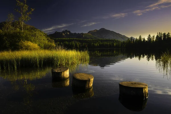 Jezioro Szczyrbskie Jezioro w Tatrach Wysokich ze Słowacji — Zdjęcie stockowe