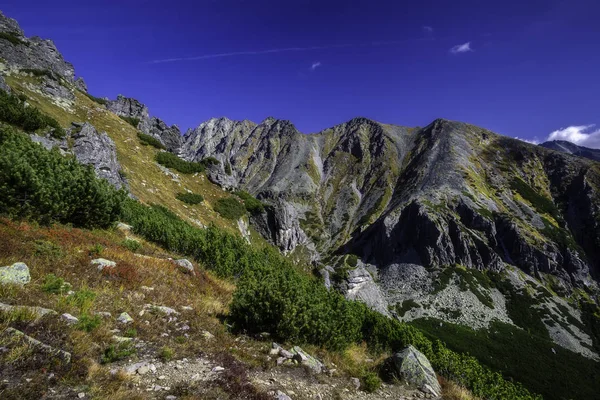 Herfst uitzicht op de zonnige bergen in Hoge Tatra — Stockfoto