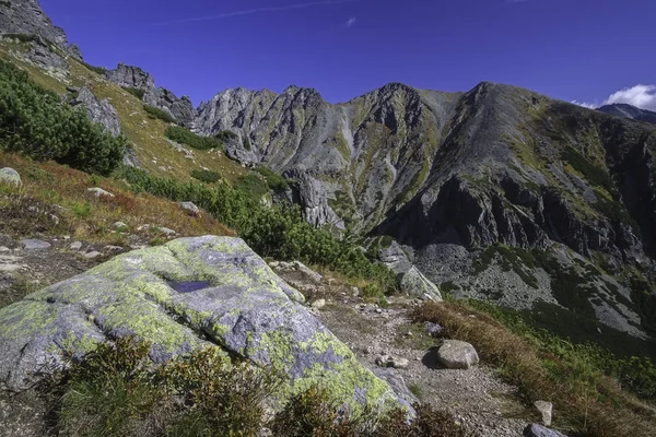 Herfst uitzicht op de zonnige bergen in Hoge Tatra — Stockfoto