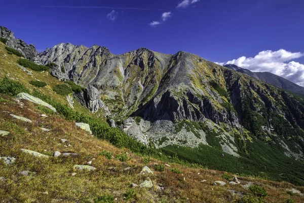 Herfst uitzicht op de zonnige bergen in Hoge Tatra — Stockfoto