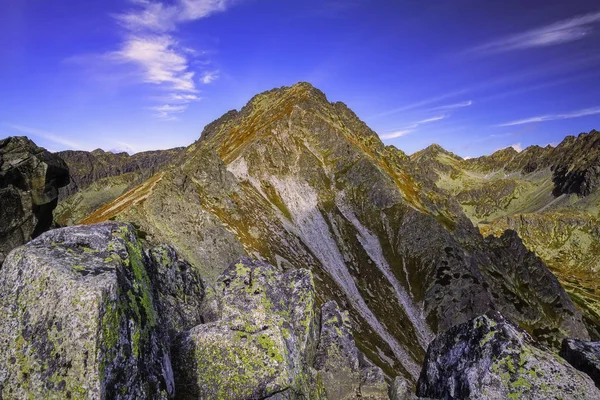 High Tatras 'taki güneşli dağların sonbahar manzarası — Stok fotoğraf