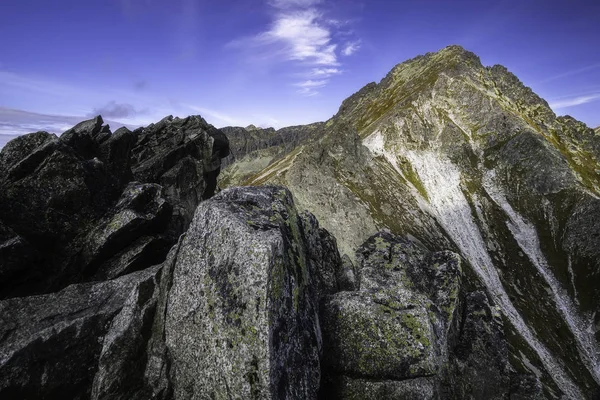 High Tatras 'taki güneşli dağların sonbahar manzarası — Stok fotoğraf