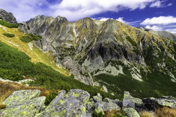 Herfst uitzicht op de zonnige bergen in Hoge Tatra — Stockfoto