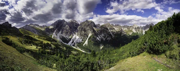 Vue panoramique depuis la selle de montagne Kreuzjoch — Photo