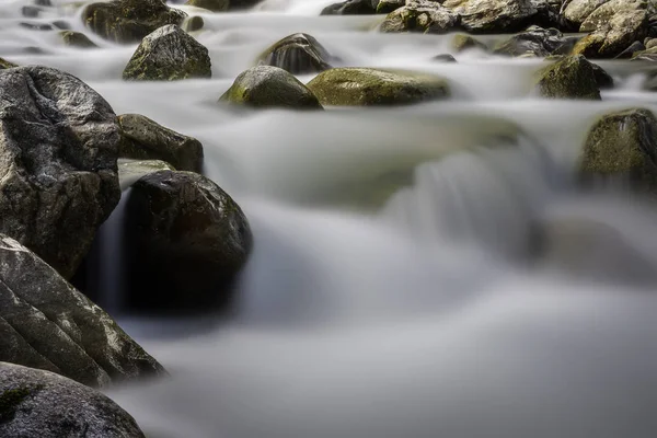 Grandes pedras em riacho de fluxo de montanha — Fotografia de Stock