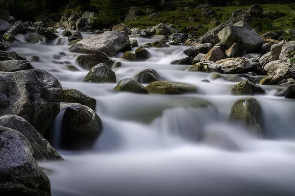 El río Ruetz que fluye con piedras y árboles —  Fotos de Stock