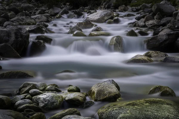 Grandes pedras em riacho de fluxo de montanha — Fotografia de Stock