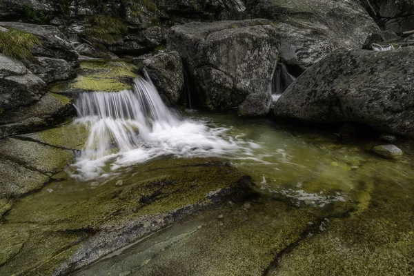 Горный ручей с большими камнями — стоковое фото