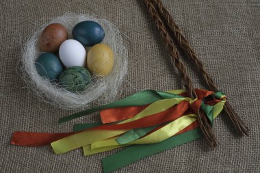 Farklı renkli Paskalya yumurtaları ile Çek Rod 