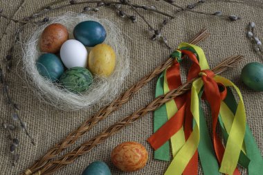 Farklı renkli Paskalya yumurtaları ile Çek Rod 