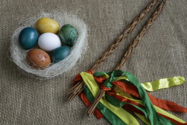 Farklı Renkli Paskalya Yumurtaları Ile Çek Rod — Stok fotoğraf