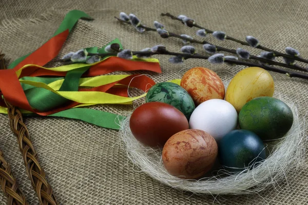 Wędka Czeska Różnobarwnymi Jajkami Wielkanocnymi Gałązkami Wierzby — Zdjęcie stockowe