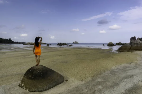 Vista Donna Piedi Grande Pietra Abito Arancione Guardare Mare — Foto Stock