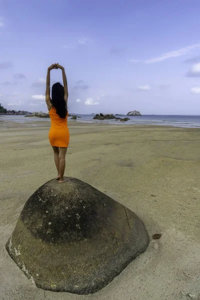 Vista Mujer Pie Sobre Piedra Grande Vestido Naranja Viendo Mar — Foto de Stock