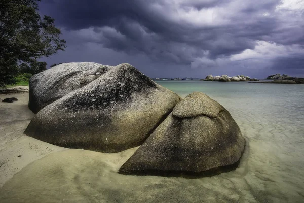 ビーチにある3つの大きな石の眺め Belitung Indonesia — ストック写真