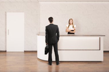 Resepsiyonda kadın işçi ve müşteri