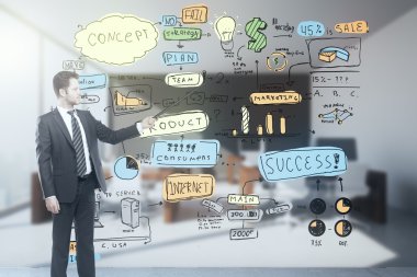 Genç işadamı, satranç desenli cam ve yaratıcı skeç arkasında modern ofis içi iş sunumu yapıyor. Başarı konsepti