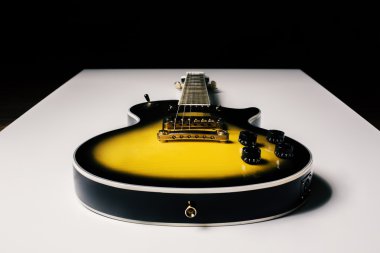 Beyaz yüzeyde Sunburst gitar