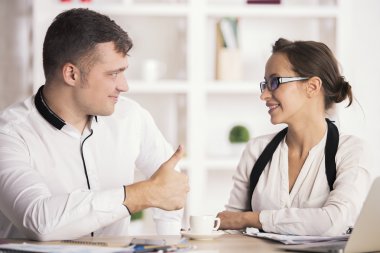 İşadamı başparmaklarını gösteriyor