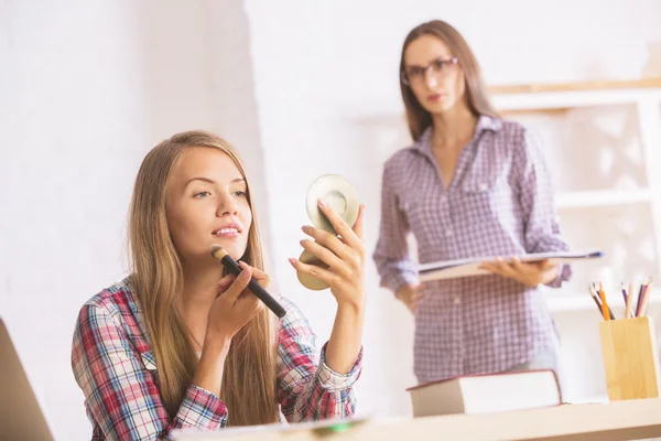 Signore sorridenti che applicano il trucco — Foto Stock