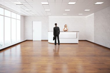 Çalışan ve müşteri resepsiyonda