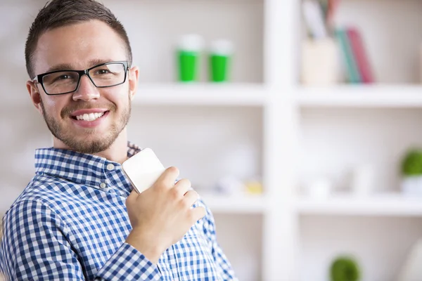 Giovane uomo d'affari utilizzando il telefono cellulare — Foto Stock