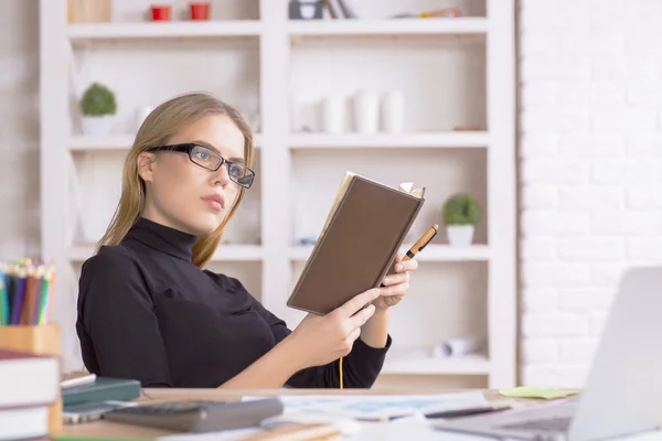 Girl reading notes in diary — Stock Photo, Image