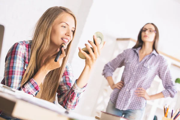 Señoras alegres aplicando maquillaje —  Fotos de Stock