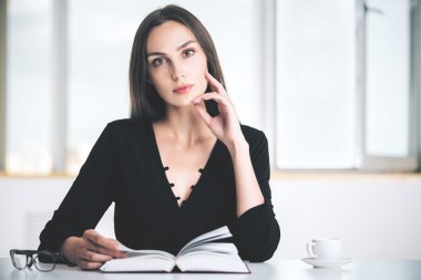 Açık kitaplı beyaz kadın