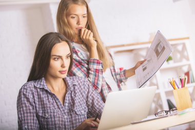 Proje üzerinde çalışan güzel bayanlar