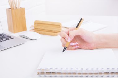 Not defterinde kız el yazısı