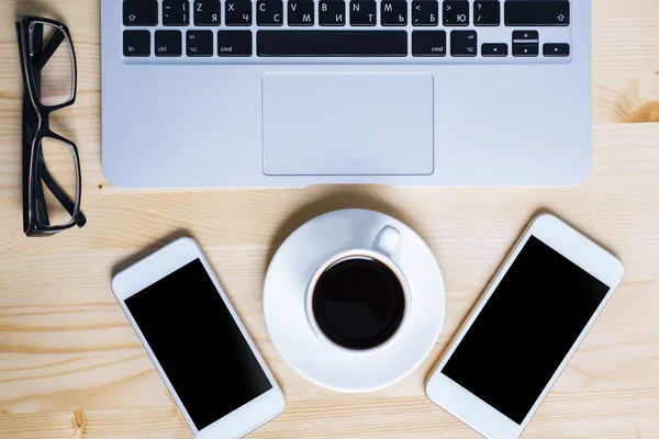 Laptop, celulares e café — Fotografia de Stock